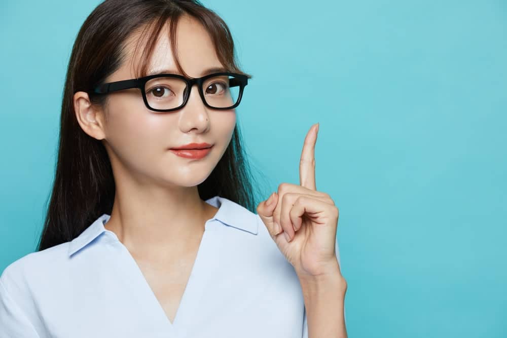 失敗例を説明している女性