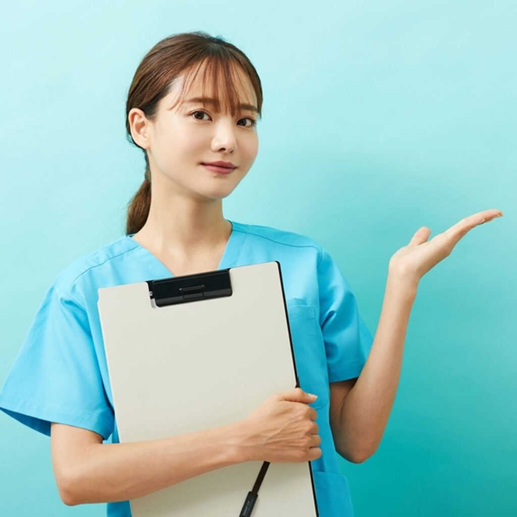 おすすめ美容外科の特徴を説明している看護師