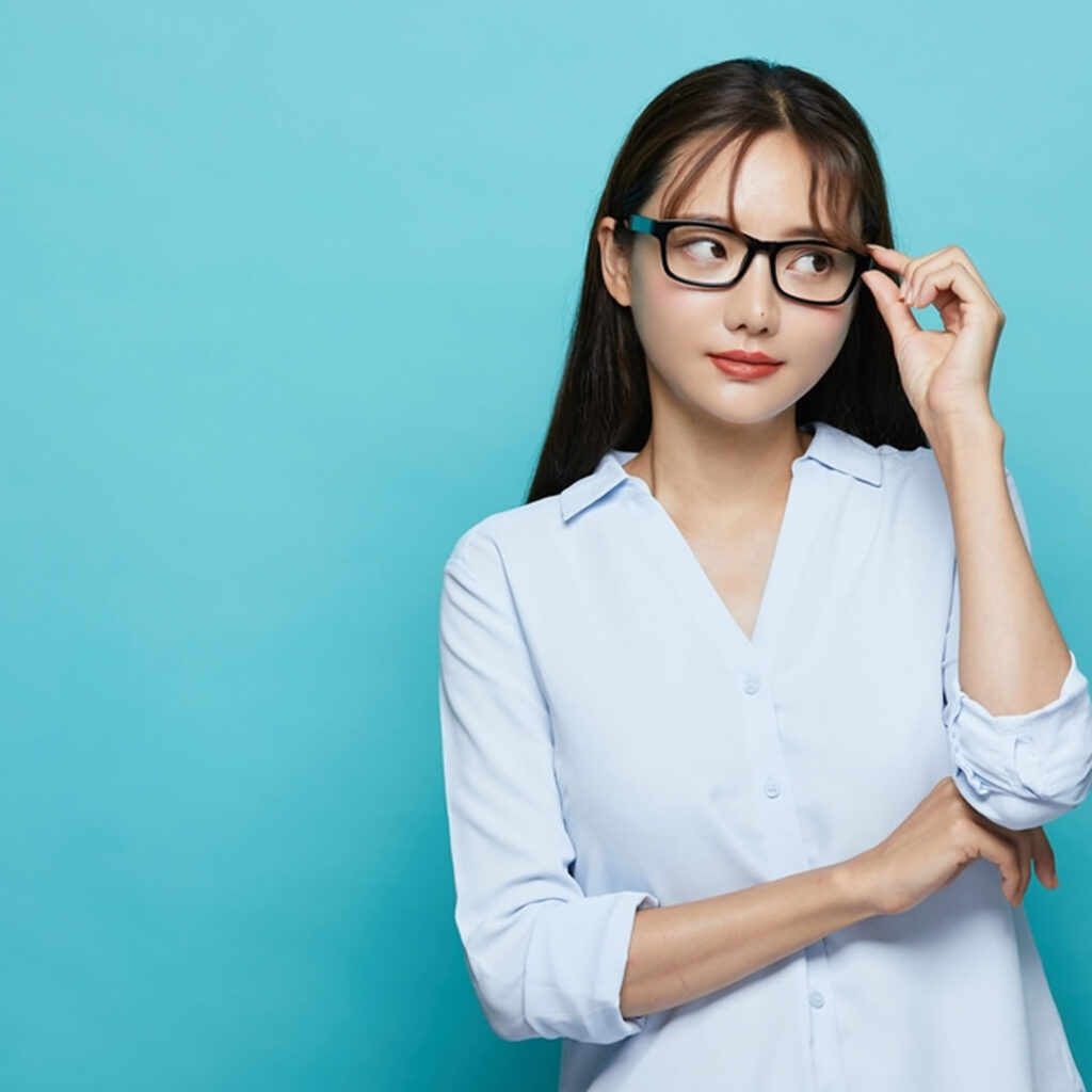 那覇で目尻靭帯移動術の特徴を解説している看護師
