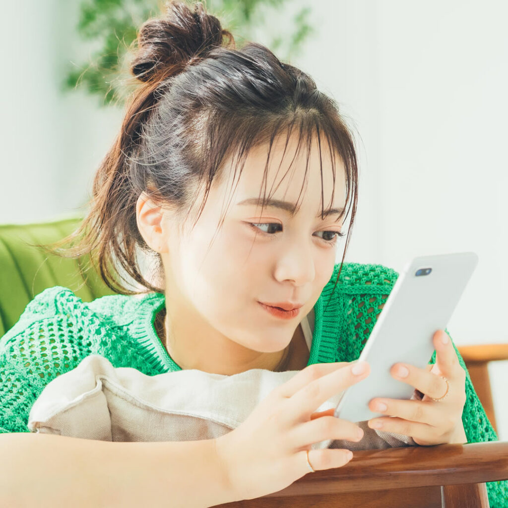 埋没法は安いか調べている女性