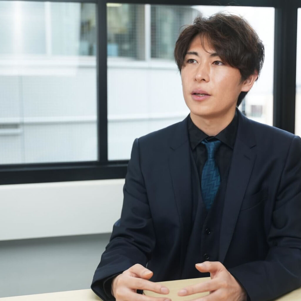 求職者に向けてインタビューを受けている統括院長